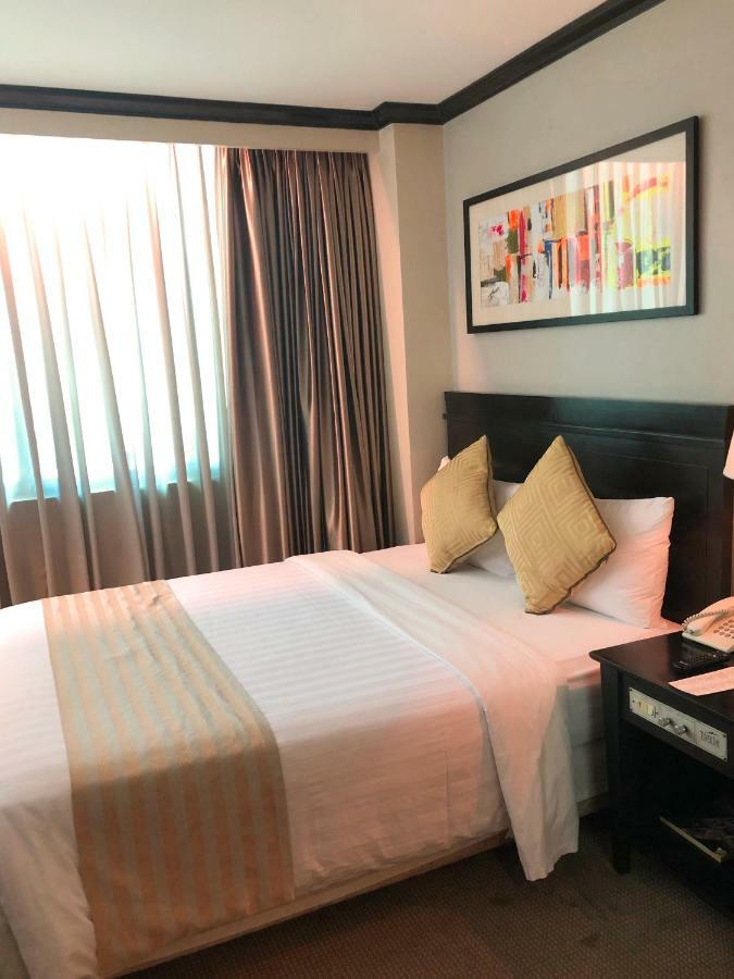 Tower Inn Makati Business Hotel Макати Экстерьер фото