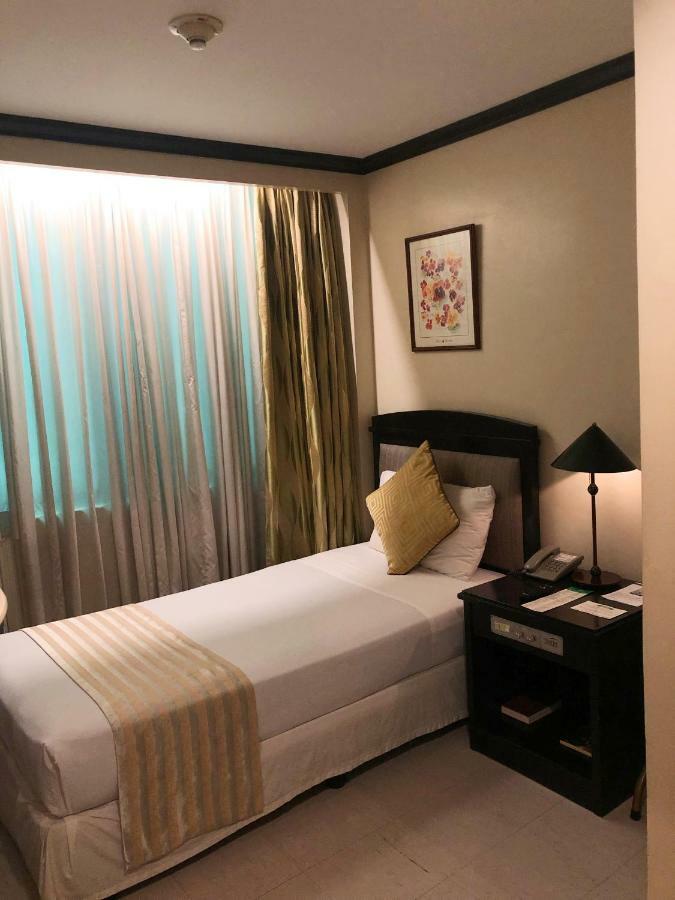 Tower Inn Makati Business Hotel Макати Экстерьер фото